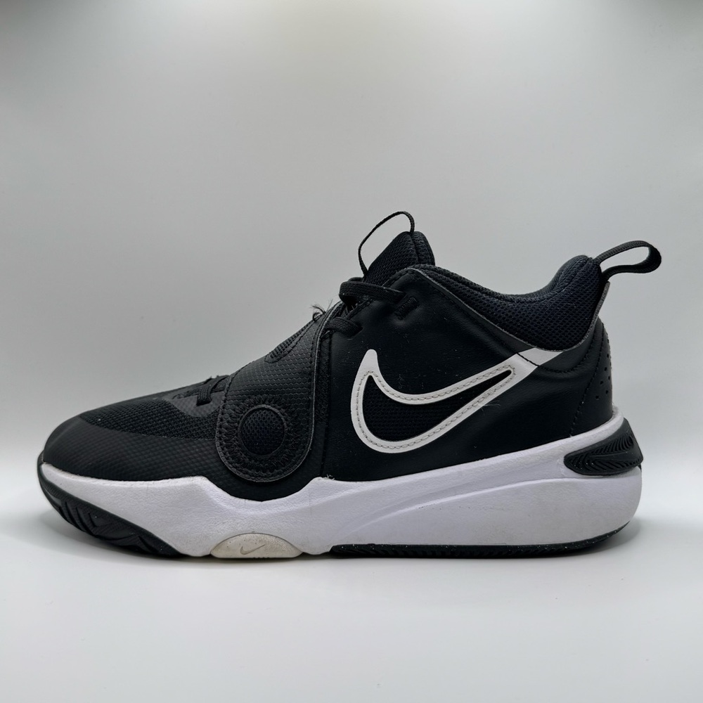 Nike Team Hustle D 11 — Size 6Y / 7.5W